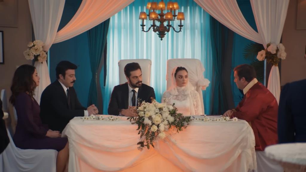 Yaman i Nana przy stole ślubnym.