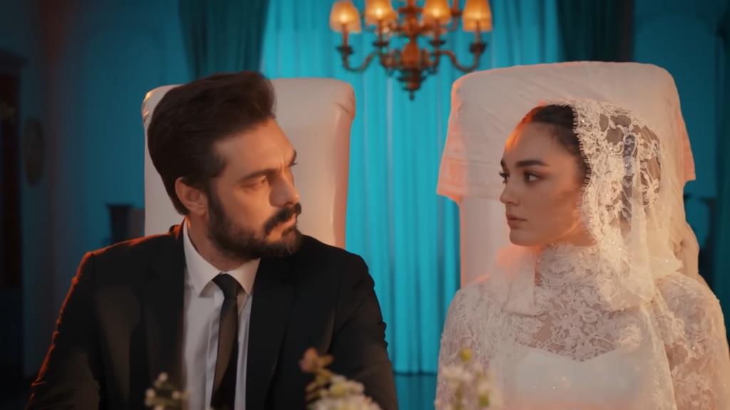 Kadr z 757. odcinka serialu "Dziedzictwo". Yaman i Nana patrzą na siebie, siedząc przy stole ślubnym.