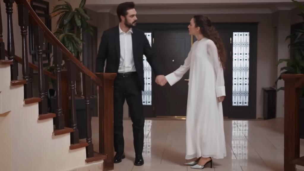 Scena ze snu Nany. Yaman prowadzi Nanę na górę, trzymając ją za rękę.