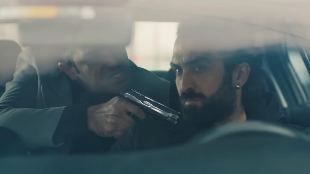 Ferit zostaje zaskoczony przez człowieka gangstera.