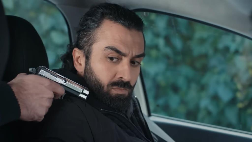 Drab grozi Feritowi pistoletem.