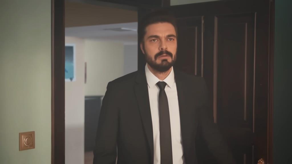 Yaman wchodzi do pokoju Nany i jest oszołomiony.