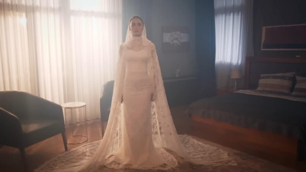 Nana w sukni ślubnej.