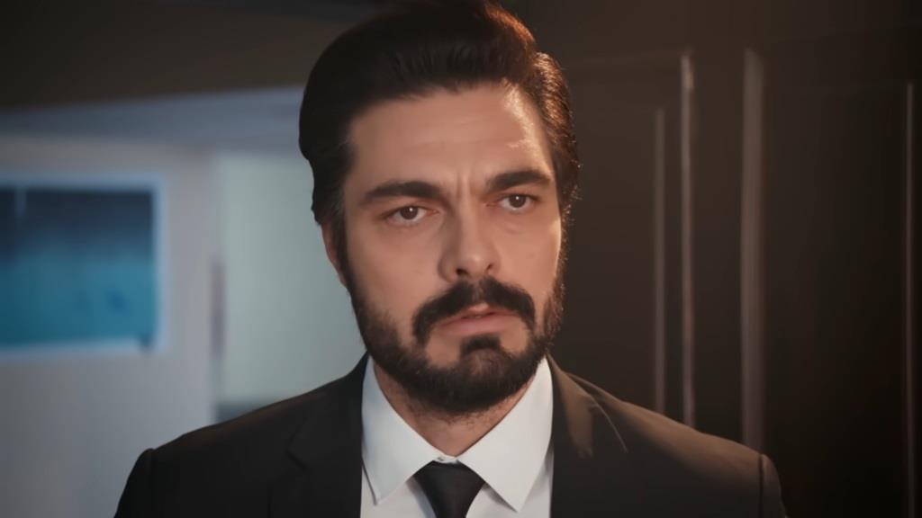 Zbliżenie na twarz oszołomionego Yamana.