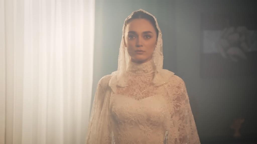 Nana w sukni ślubnej.