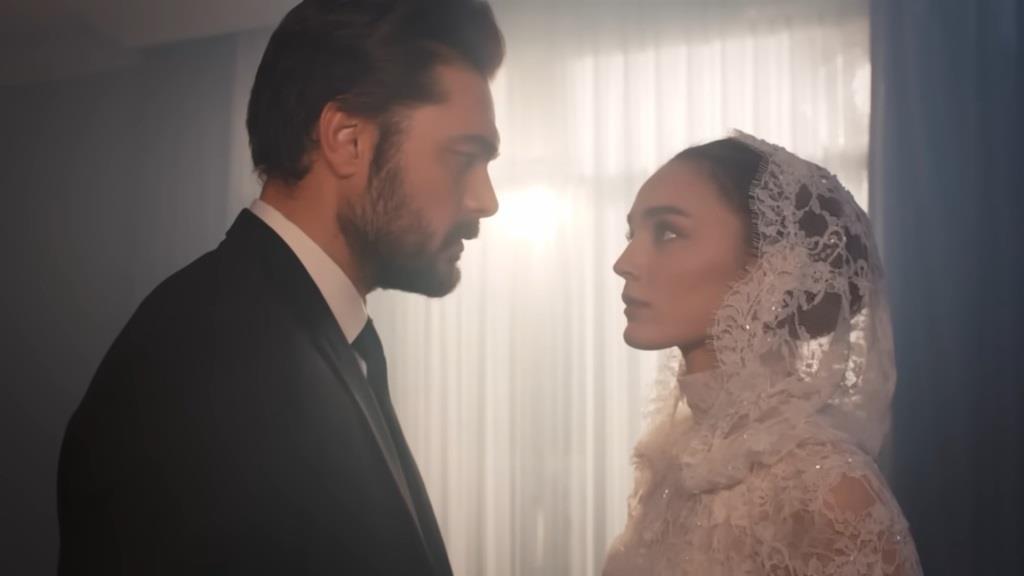 Yaman i Nana patrzą na siebie, ubrani do ślubu.