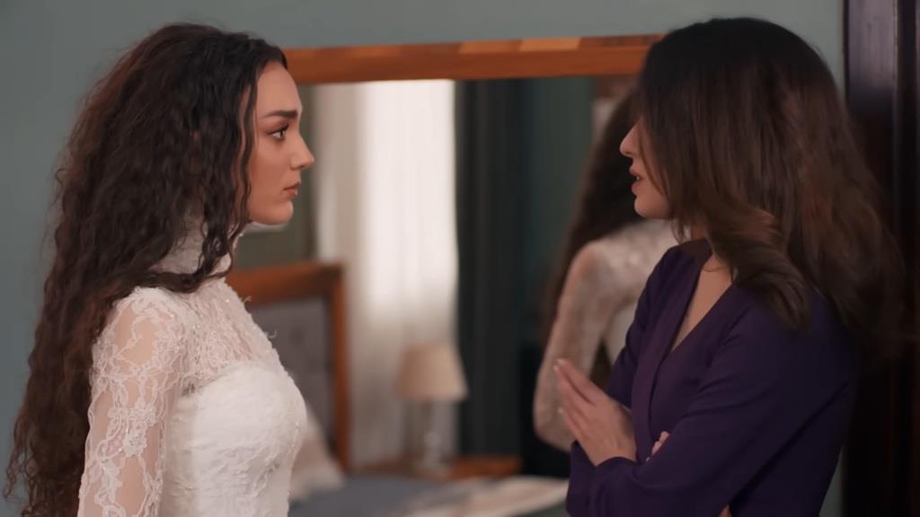 Nana i Pinar podczas rozmowy w pokoju.