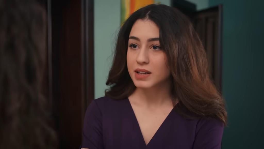 Pinar, pełna emocji, rozmawia z Naną.