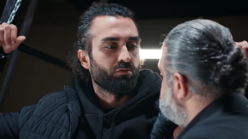 Gangster Sahin posyła groźne spojrzenie unieruchomionemu Feritowi.