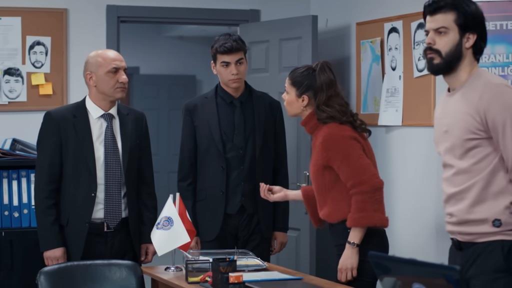 Scena na komisariacie. Ayse sprzeciwia się decyzji inspektora o odsunięciu zespołu od śledztwa.