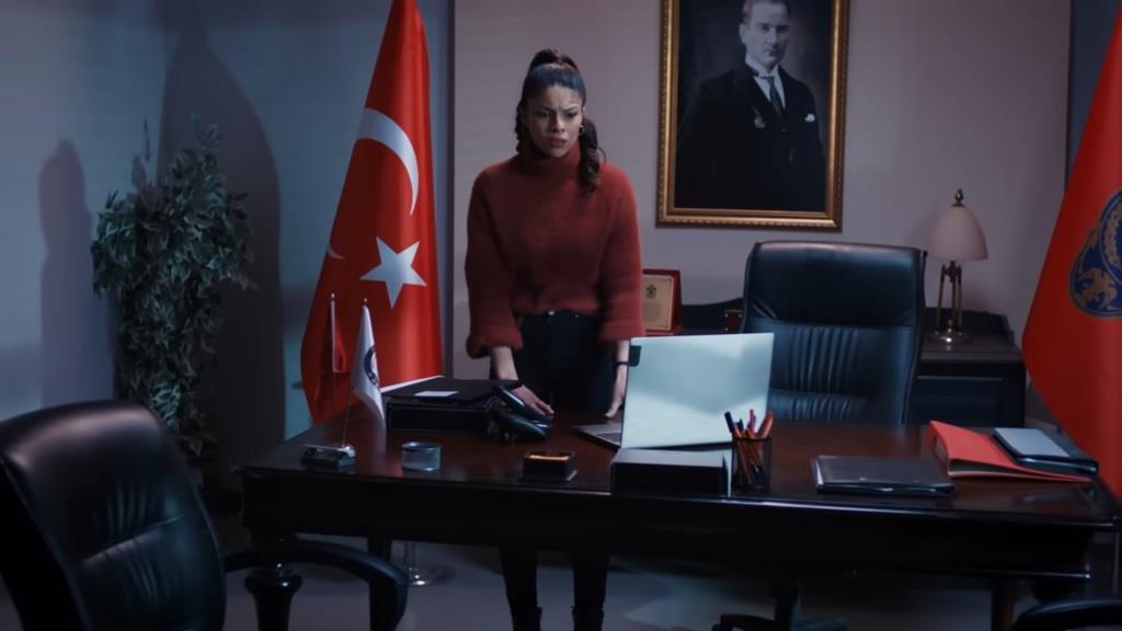 Ayse w gabinecie inspektora.