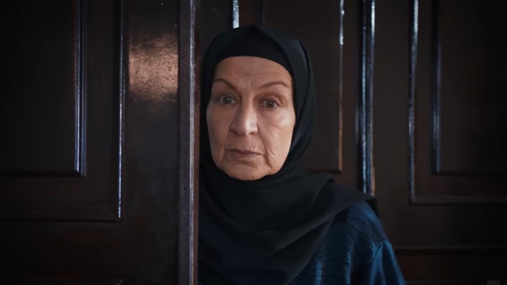 Zbliżenie na Akcę, która uważnie obserwuje Nanę.