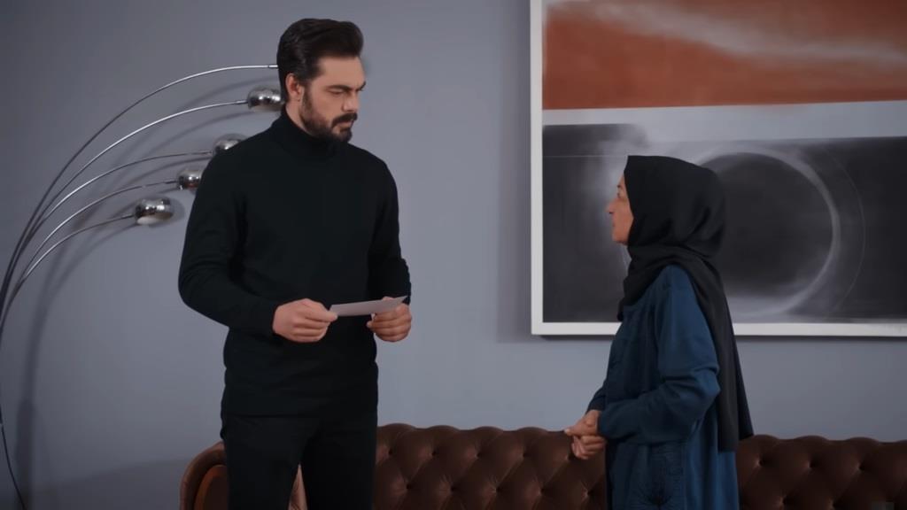 Akca pokazuje Yamanowi zdjęcie, które znalazła w pokoju Nany.