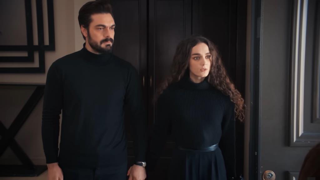 Yaman trzyma Nanę za rękę podczas rozmowy z urzędniczką.