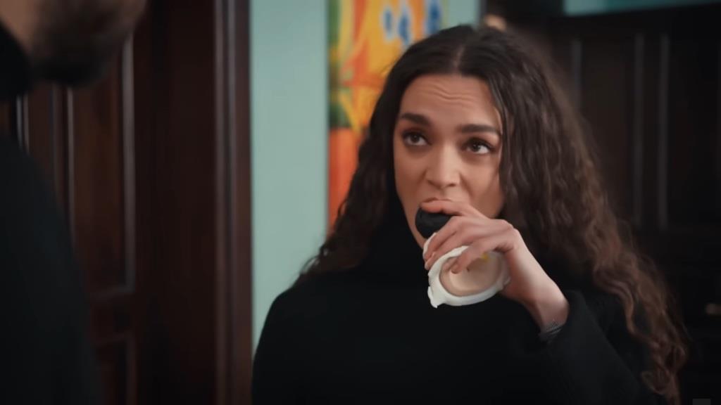 Nana odgryza głowę jednej z figurek.