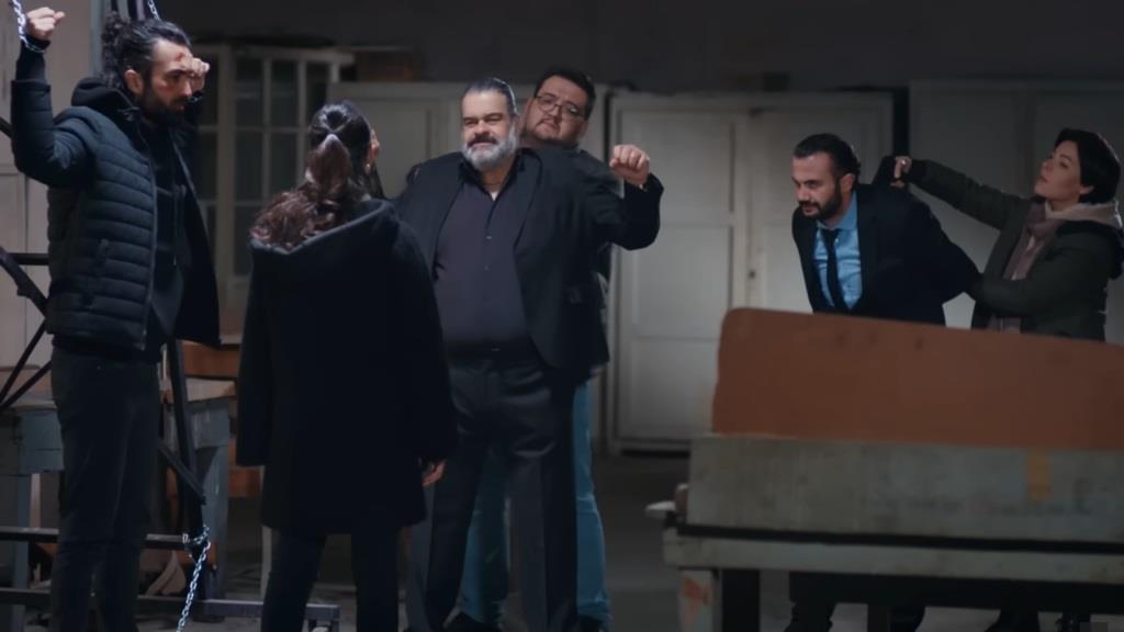 Policjanci zatrzymują gangstera Sahina i jego ludzi.