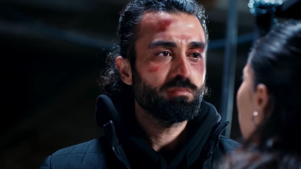 Ferit podczas szczerej rozmowy z Ayse.