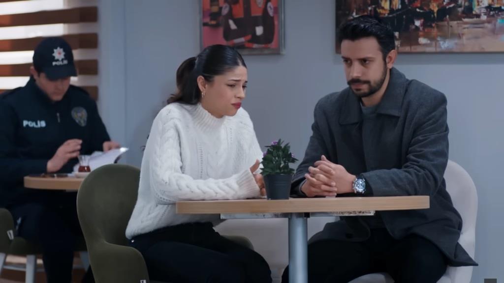 Ayse i Koray rozmawiają w stołówce.