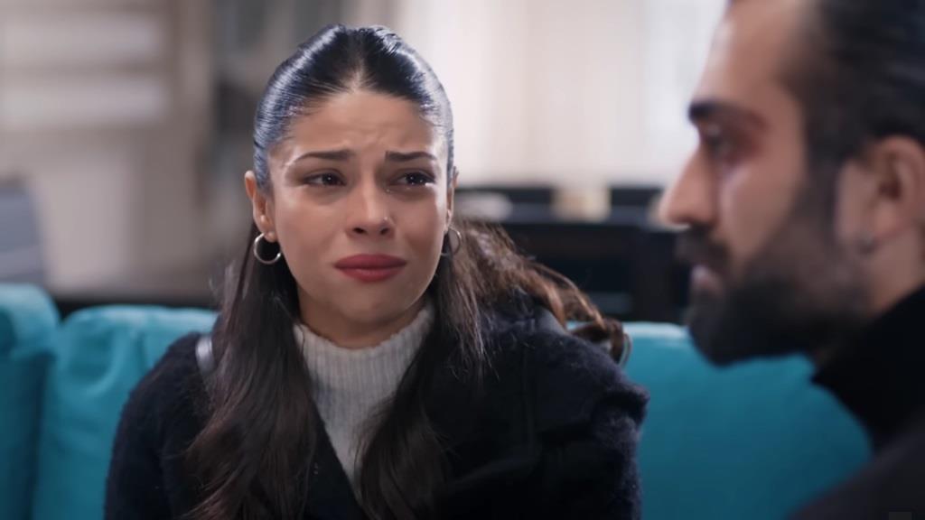 Zrozpaczona Ayse patrzy na siedzącego obok niej Ferita.