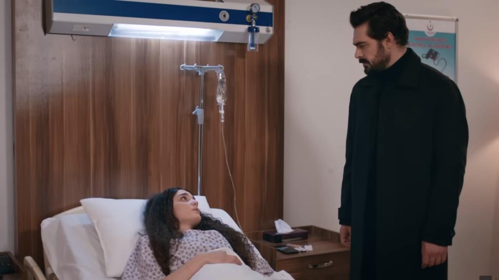 Nana budzi się w szpitalu. Obok jej łóżka stoi Yaman.
