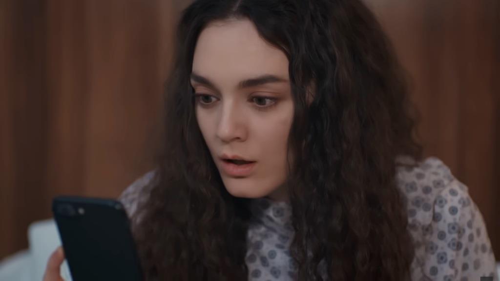 Nana odbiera wideorozmowę od Sergo Nerceliego.