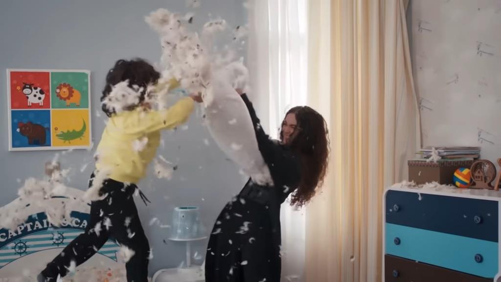 Yusuf i Nana walczą na poduszki.