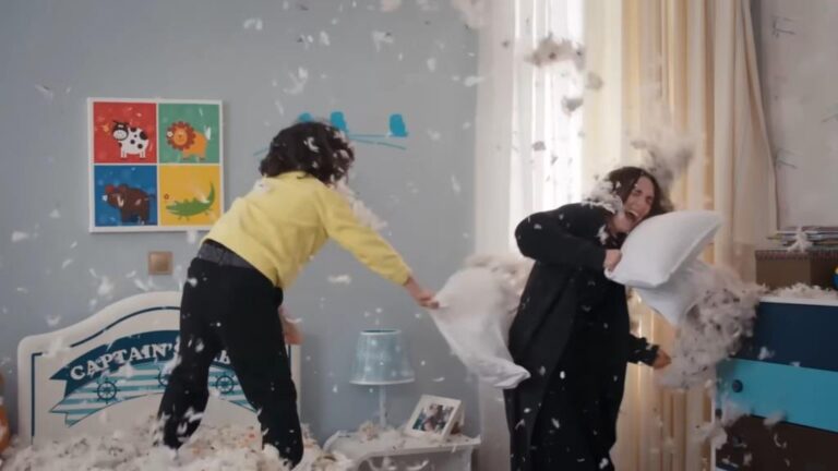 Yusuf i Nana bawią się, walcząc na poduszki.