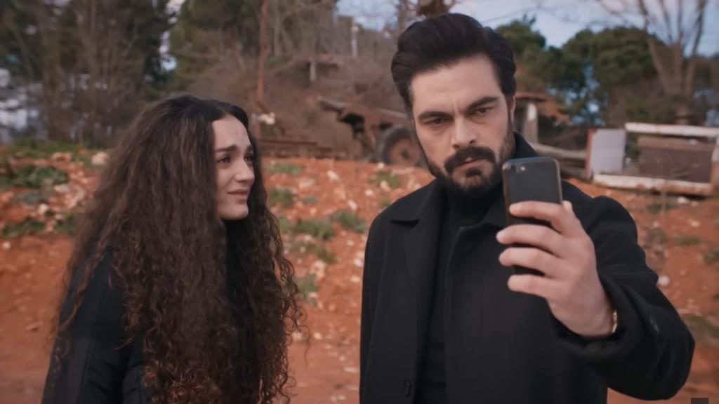 Nana i Yaman. Yaman trzyma telefon w ręku.