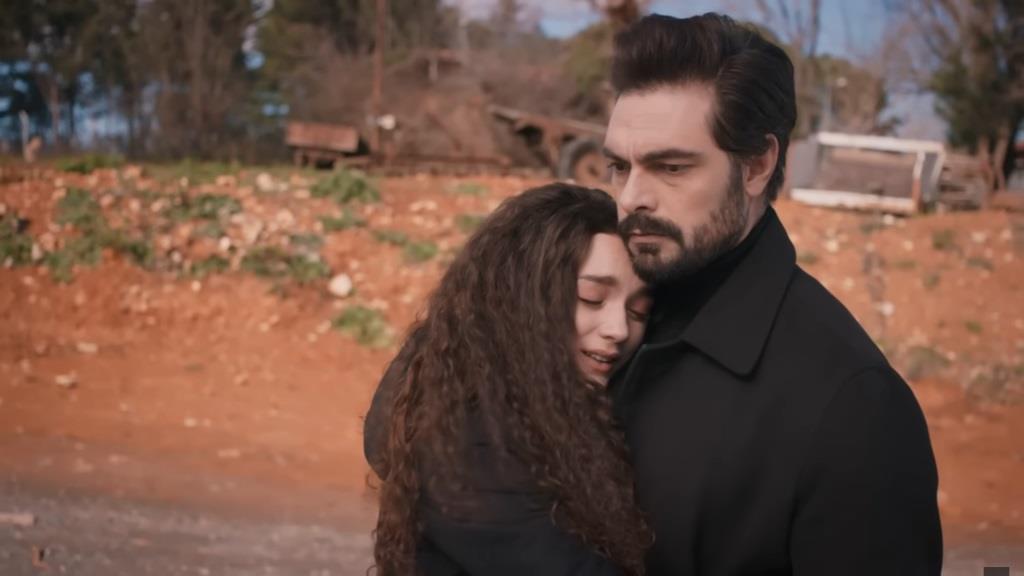 Nana przytula się do Yamana w geście wdzięczności.