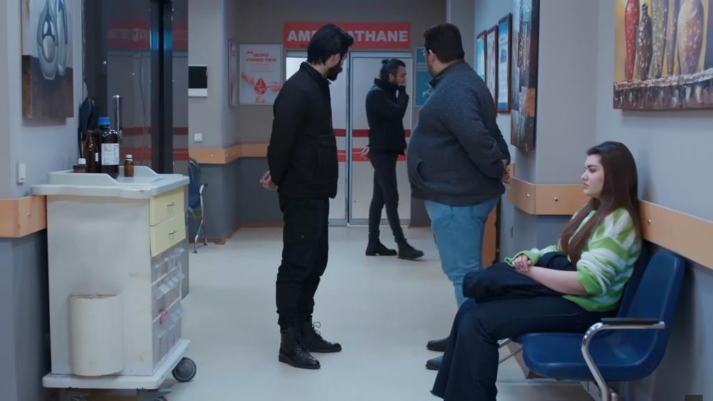 Scena w szpitalu. Bliscy Ayse czekają na wieści o jej stanie.
