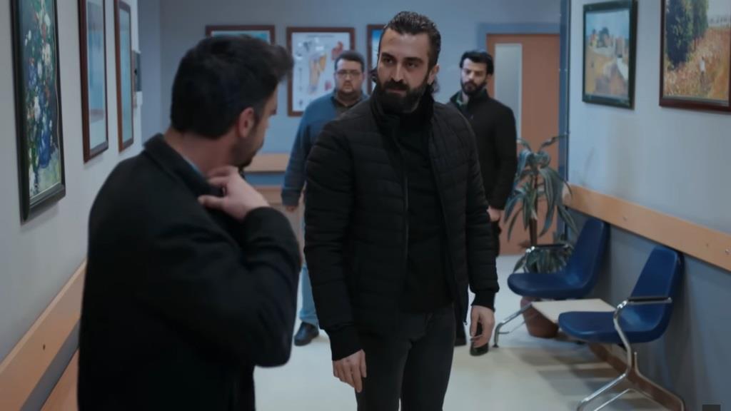 Spięcie między Feritem a Korayem na korytarzu w szpitalu.