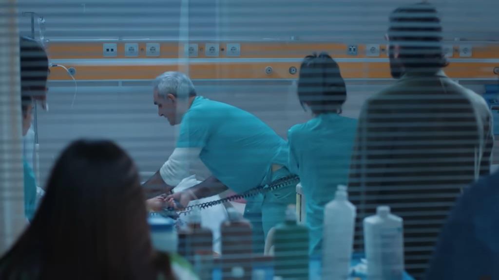 Lekarze reanimują Ayse.