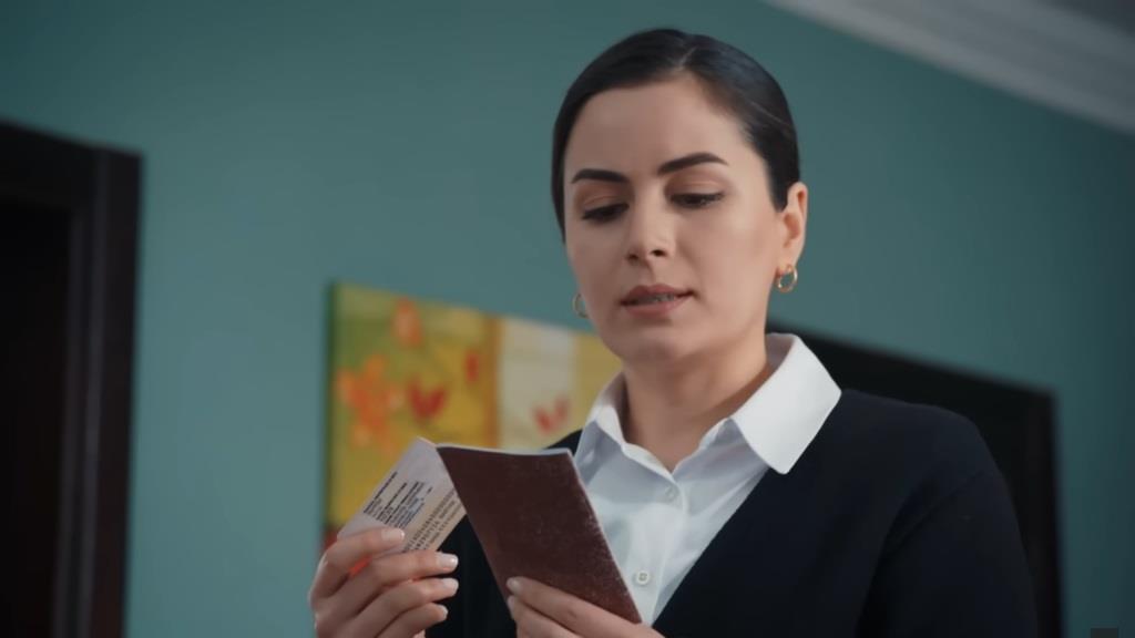 Aynur kradnie paszport i dowód osobisty Nany.