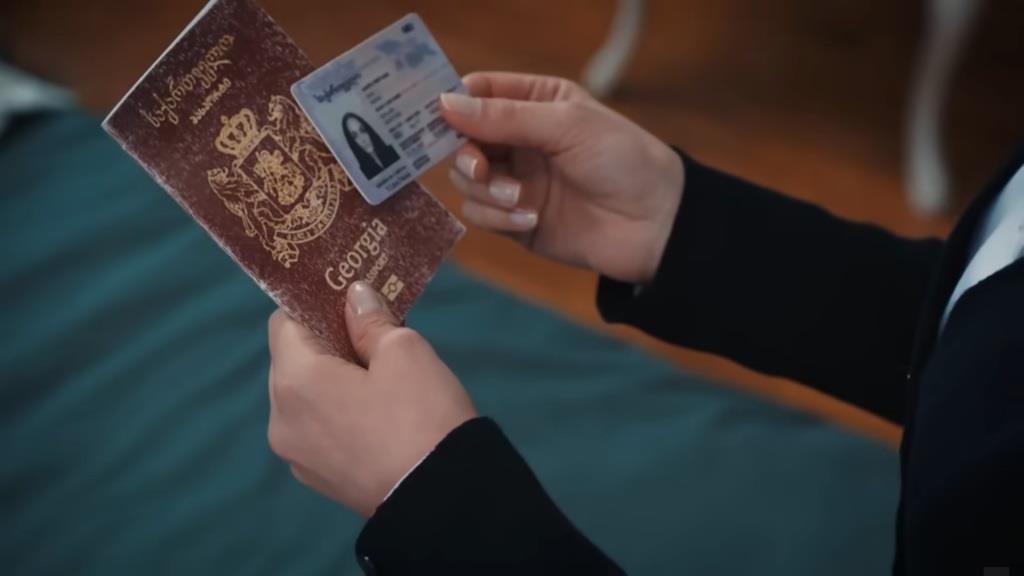 Dokumenty Nany w rękach Aynur.