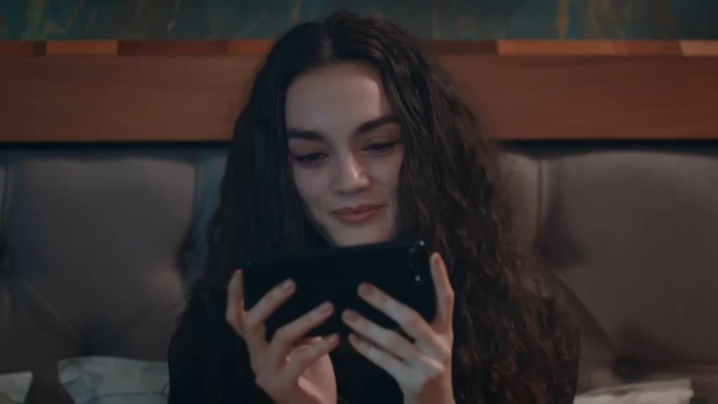 Nana trzyma telefon w rękach.