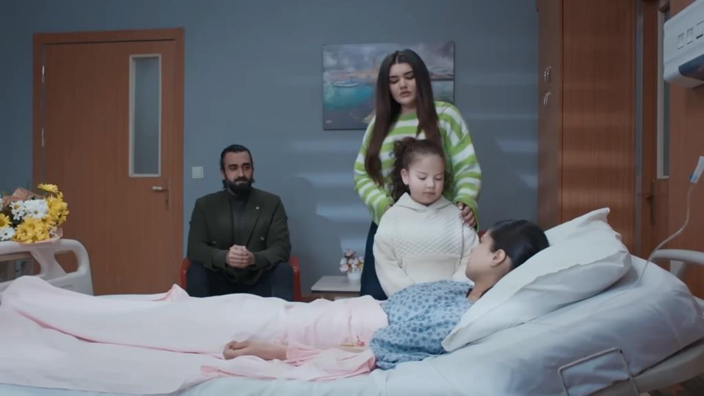 Scena w szpitalu. Ferit, Nese i Doga w sali Ayse.