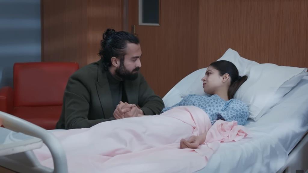 Kadr z 764. odcinka. Ferit trzyma Ayse za rękę.