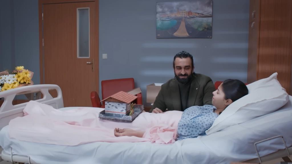 Ferit pokazuje Ayse makietę ich przyszłego domu.