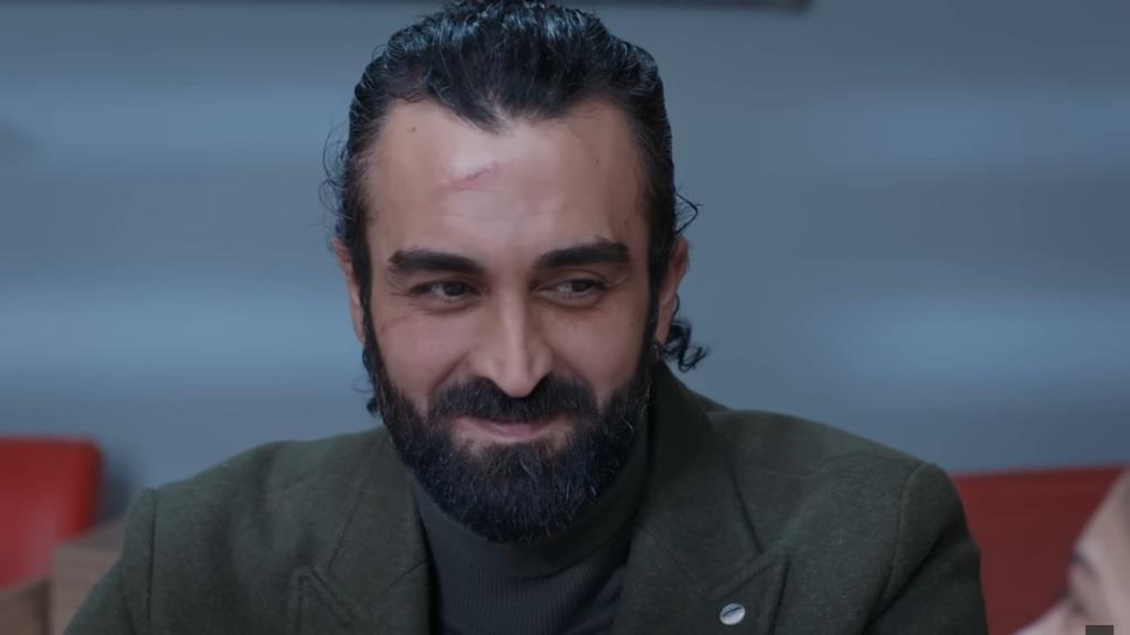 Ferit uśmiecha się.