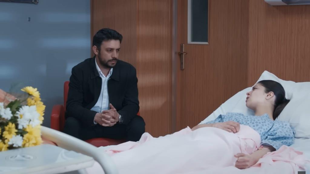 Koray rozmawia z Ayse w sali szpitalnej.