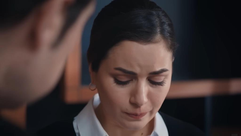 Aynur spuszcza głowę.