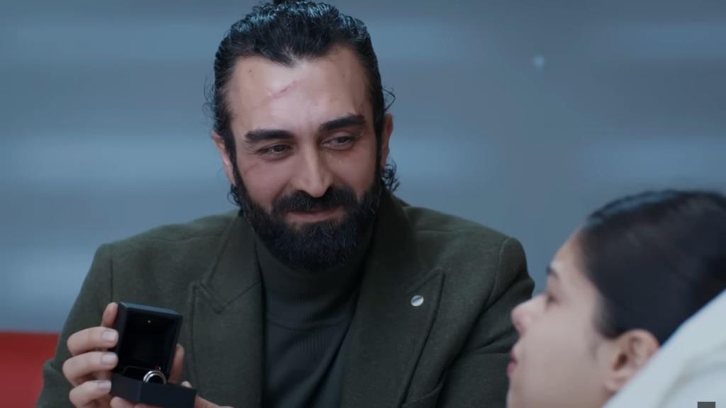 Ferit oświadcza się Ayse.