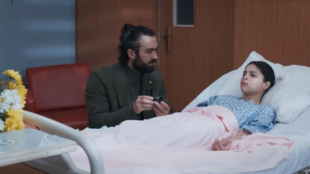 Ferit i Ayse podczas oświadczyn w sali szpitalnej.