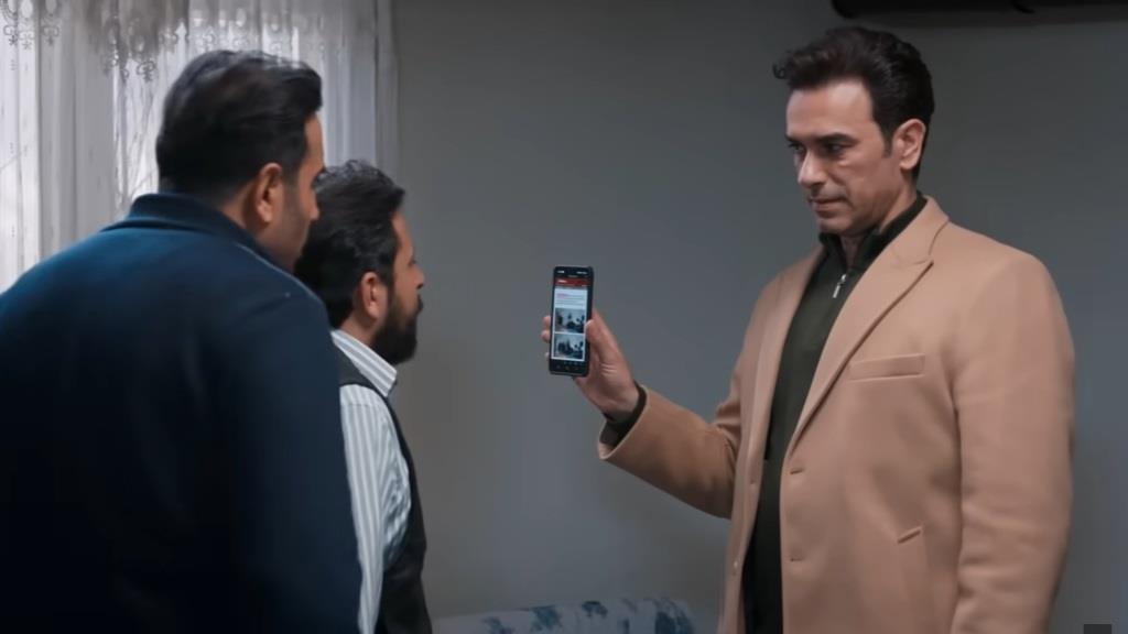 Nedim pokazuje artykuł Idrisowi i Kazimowi.