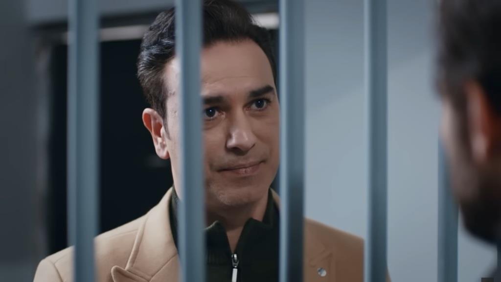 Nedim stoi przed celą Yamana.