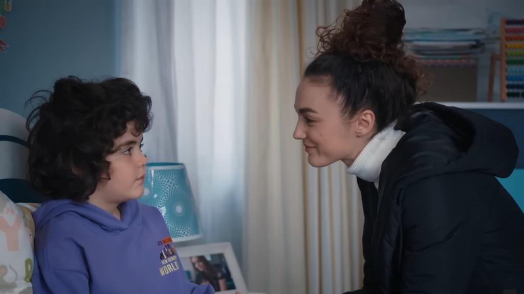 Nana uśmiecha się, patrząc w oczy Yusufa.