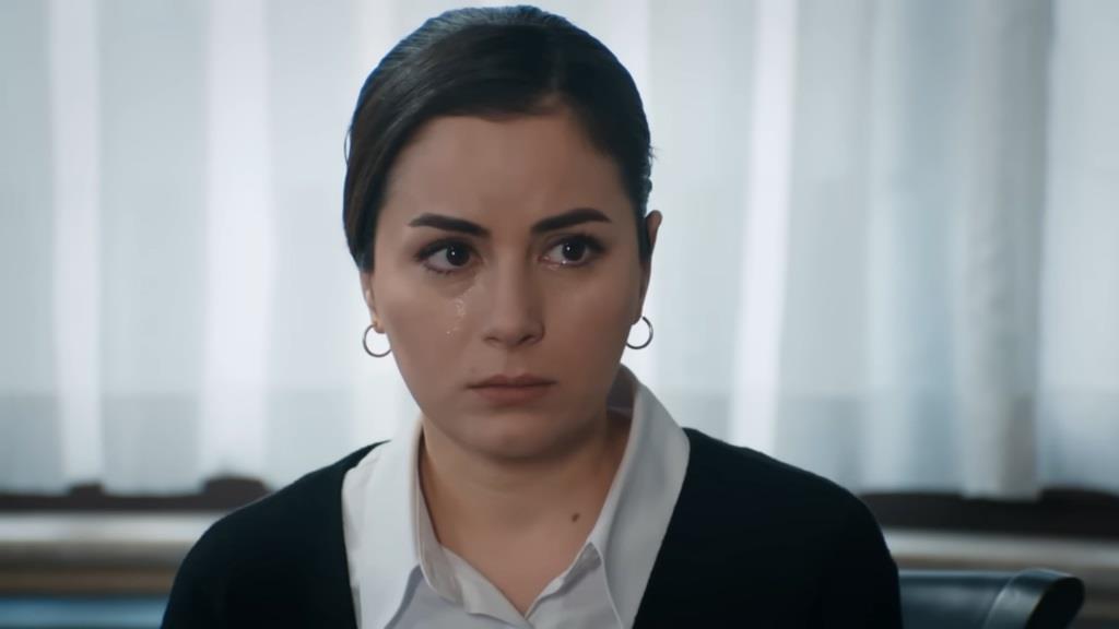 Pod powiekami Aynur zbierają się łzy, gdy patrzy na brata.