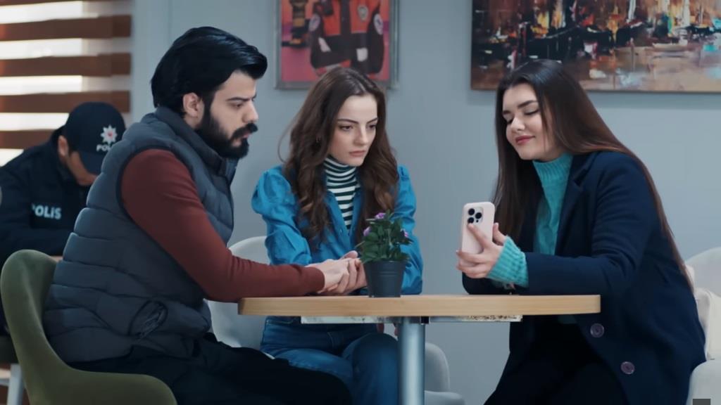 Nese demaskuje kłamstwo Basak. Pokazuje jej coś na telefonie. Volkan siedzi obok nich.