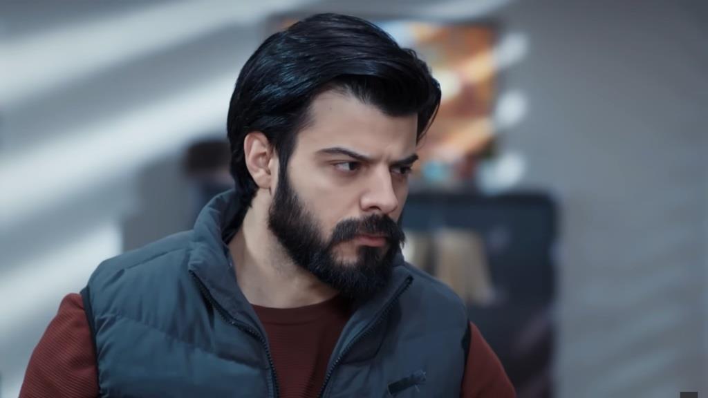 Volkan patrzy groźnie na Basak.