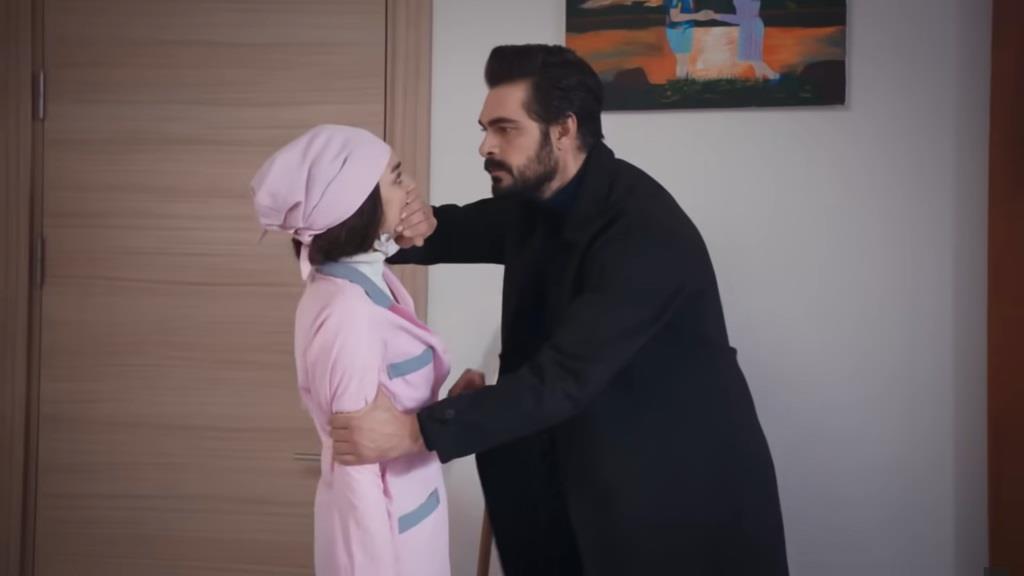 Scena w sali szpitalnej. Yaman nagle chwyta Nanę, przebrana za salową, za ramię, a jego dłoń błyskawicznie zakrywa jej usta. Jego spojrzenie jest pełne determinacji.